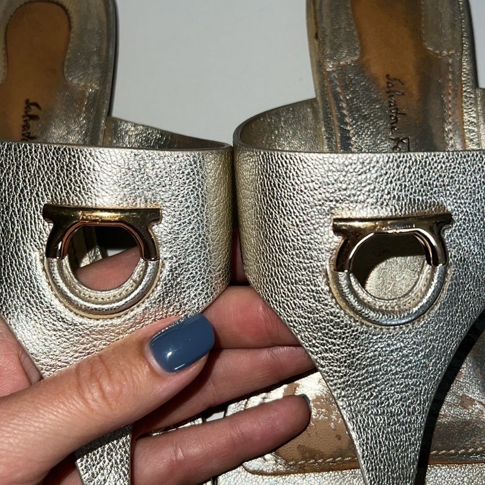 Salvatore Ferragamo GOLD/METALLIC THONGS SANDAL - Picture 11 of 14